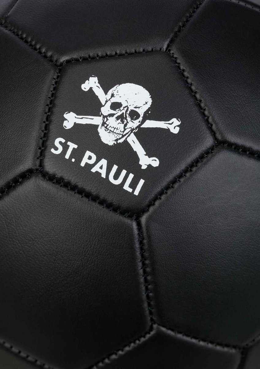 FC St. Pauli - Totenkopf, Ball
